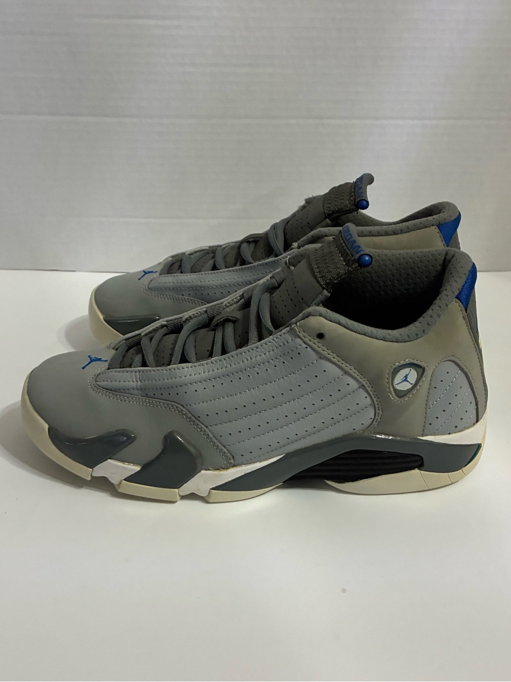Jordan Men’s Low-Top Sneakers in Grey with Blue Jumpman - Picture 2 of 8